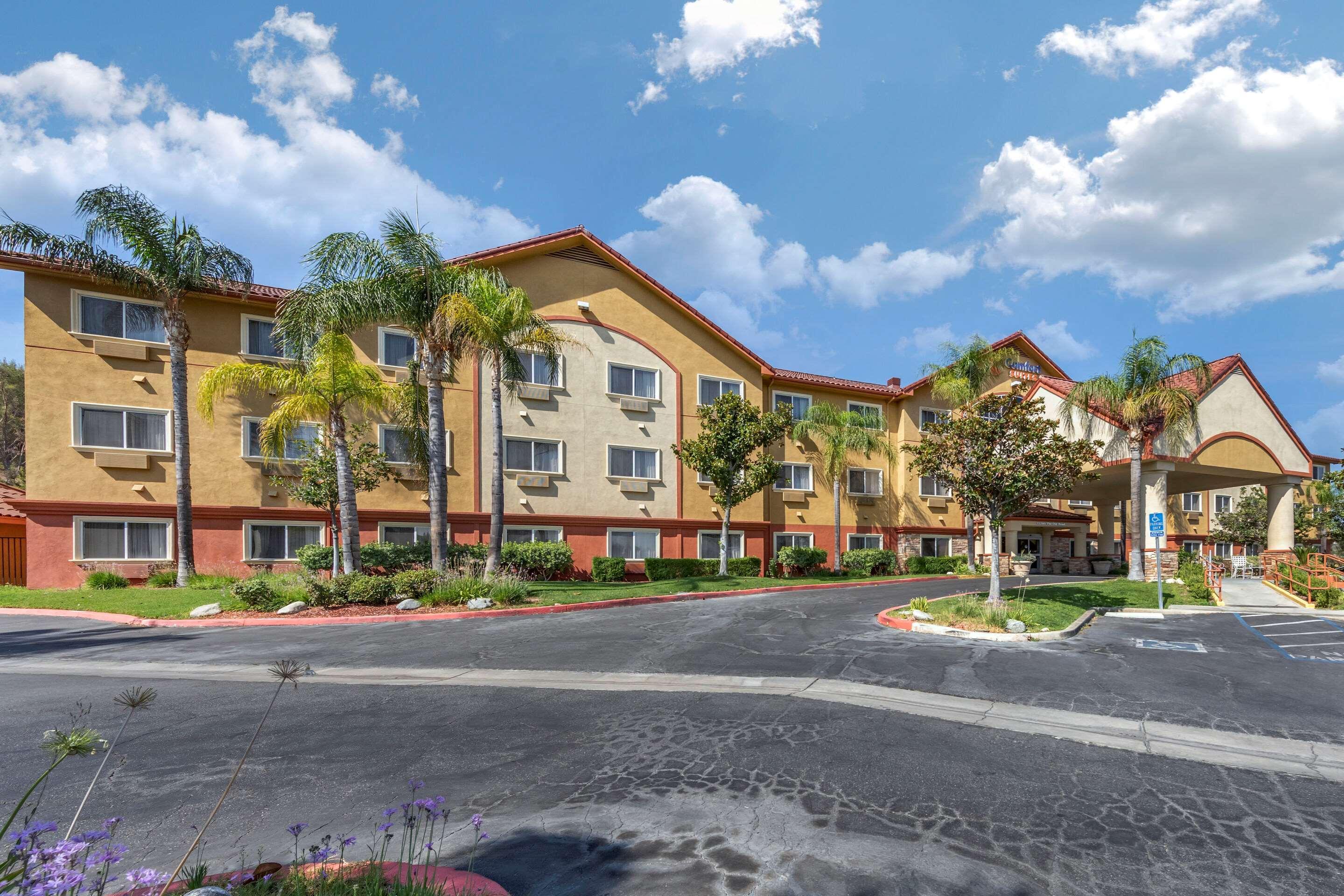 Comfort Near Six Flags Magic Mountain Hotel 3*