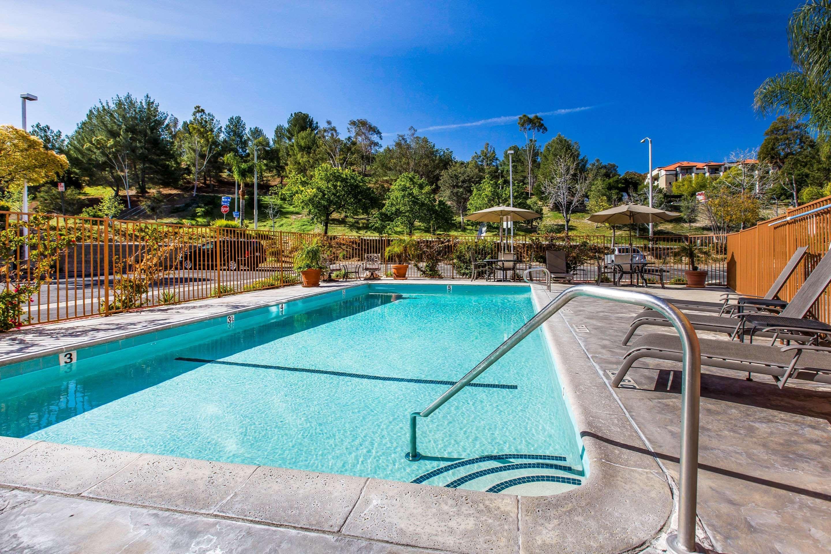 Comfort Near Six Flags Magic Mountain 3*