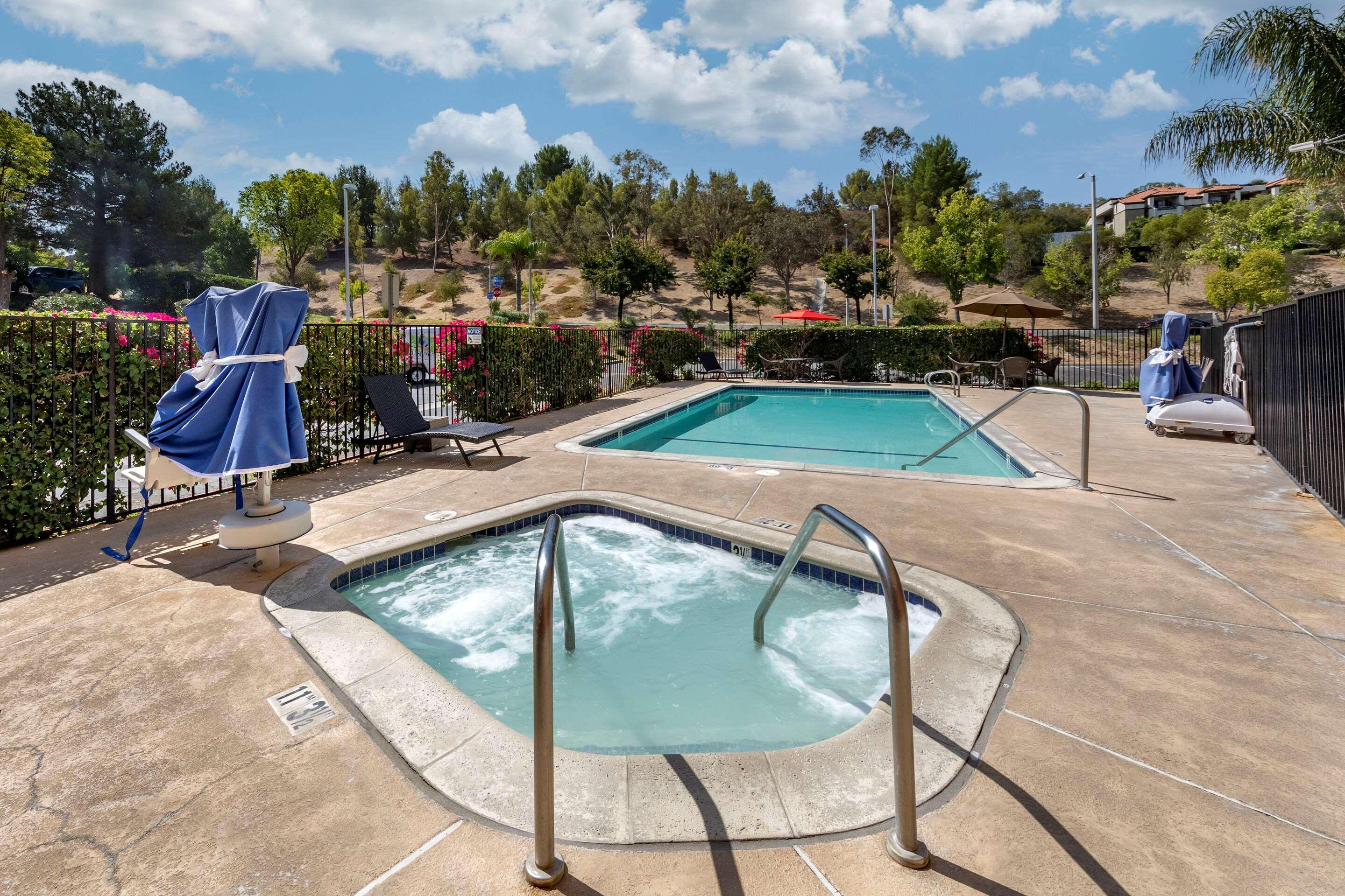 Hotel Comfort Near Six Flags Magic Mountain 3*