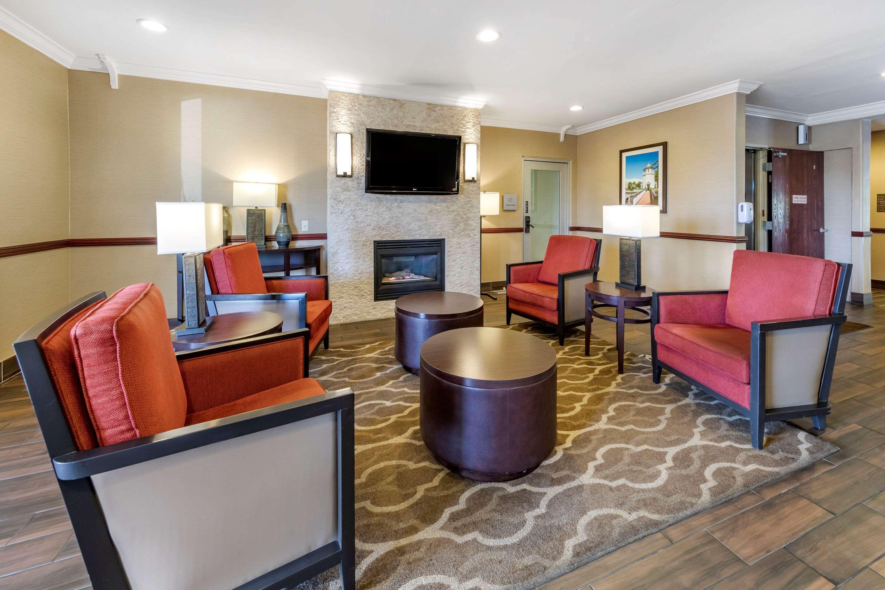 Hotel Comfort Near Six Flags Magic Mountain 3*