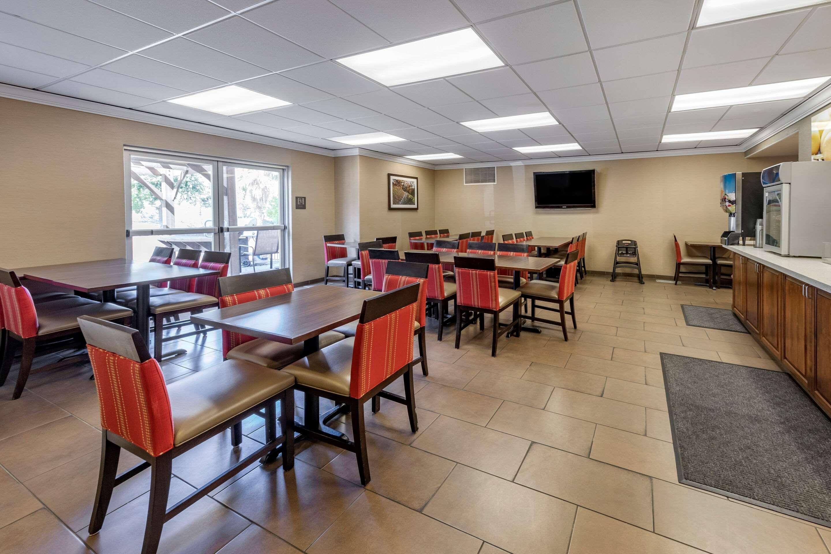 Comfort Near Six Flags Magic Mountain 3*