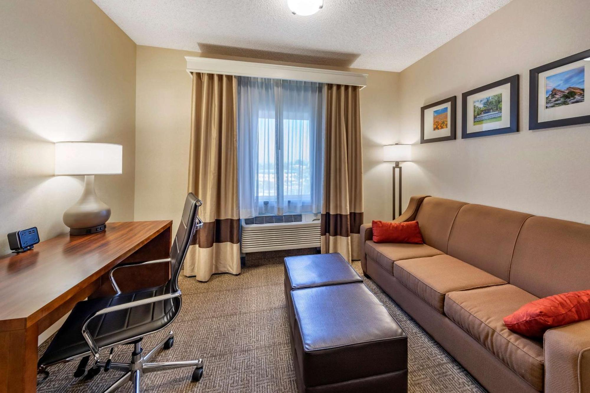 Hotel Comfort Near Six Flags Magic Mountain 3*