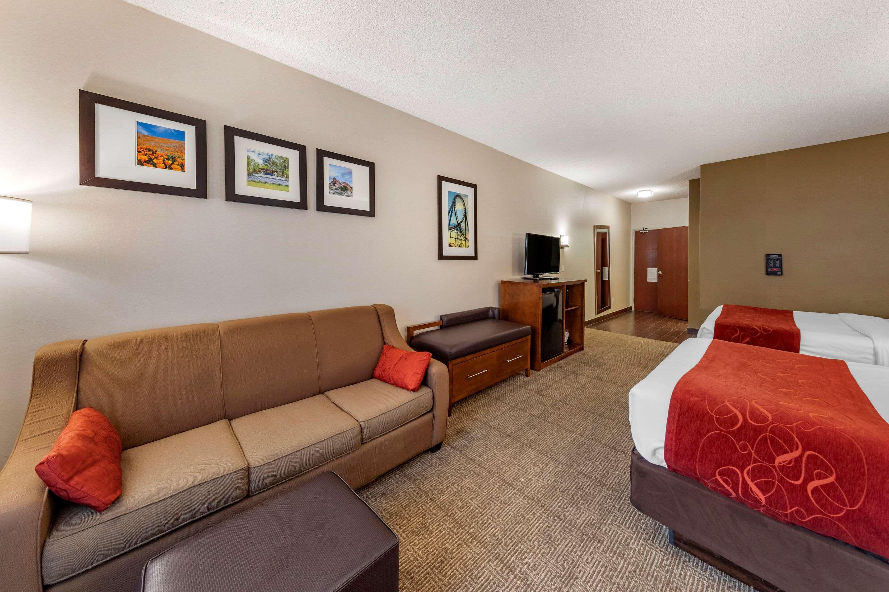 Hotel Comfort Near Six Flags Magic Mountain 3*