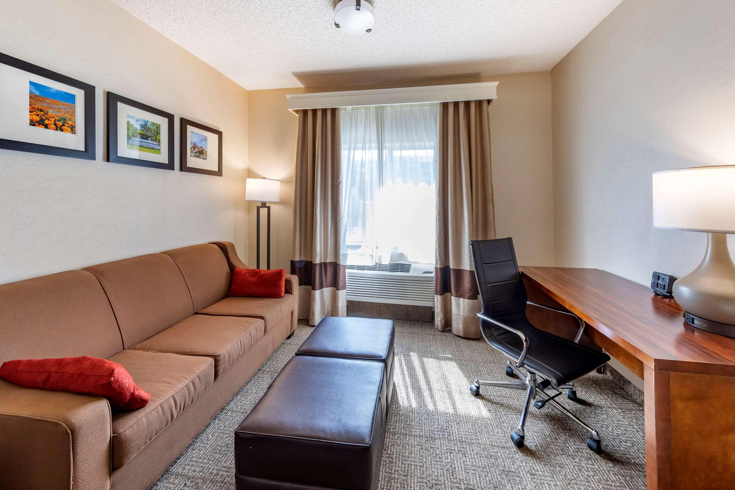 Hotel Comfort Near Six Flags Magic Mountain 3*