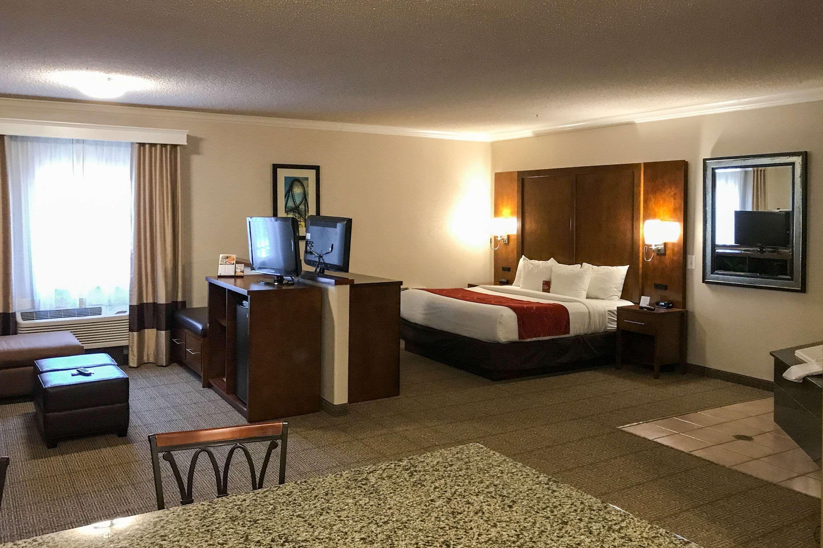 Comfort Near Six Flags Magic Mountain 3*