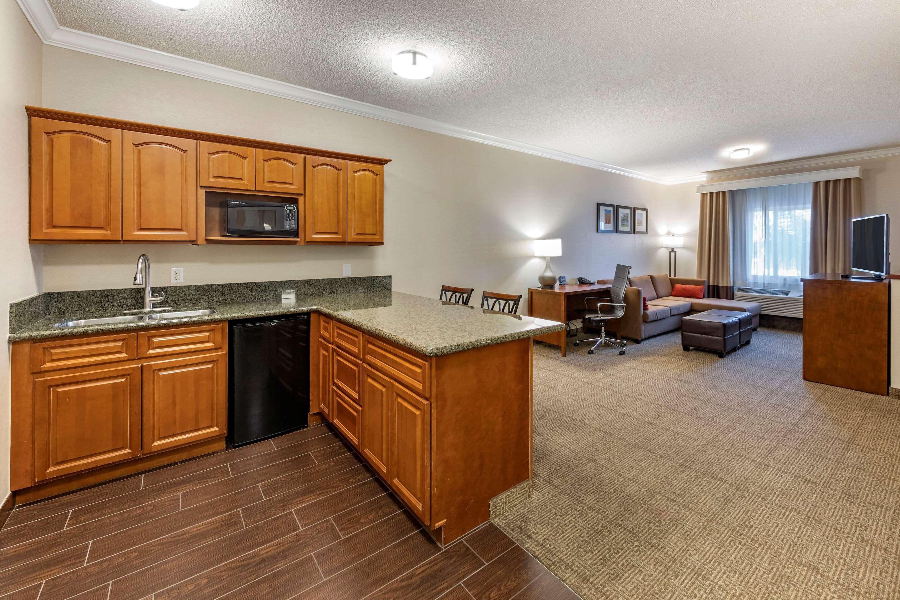 Comfort Near Six Flags Magic Mountain Hotel 3*