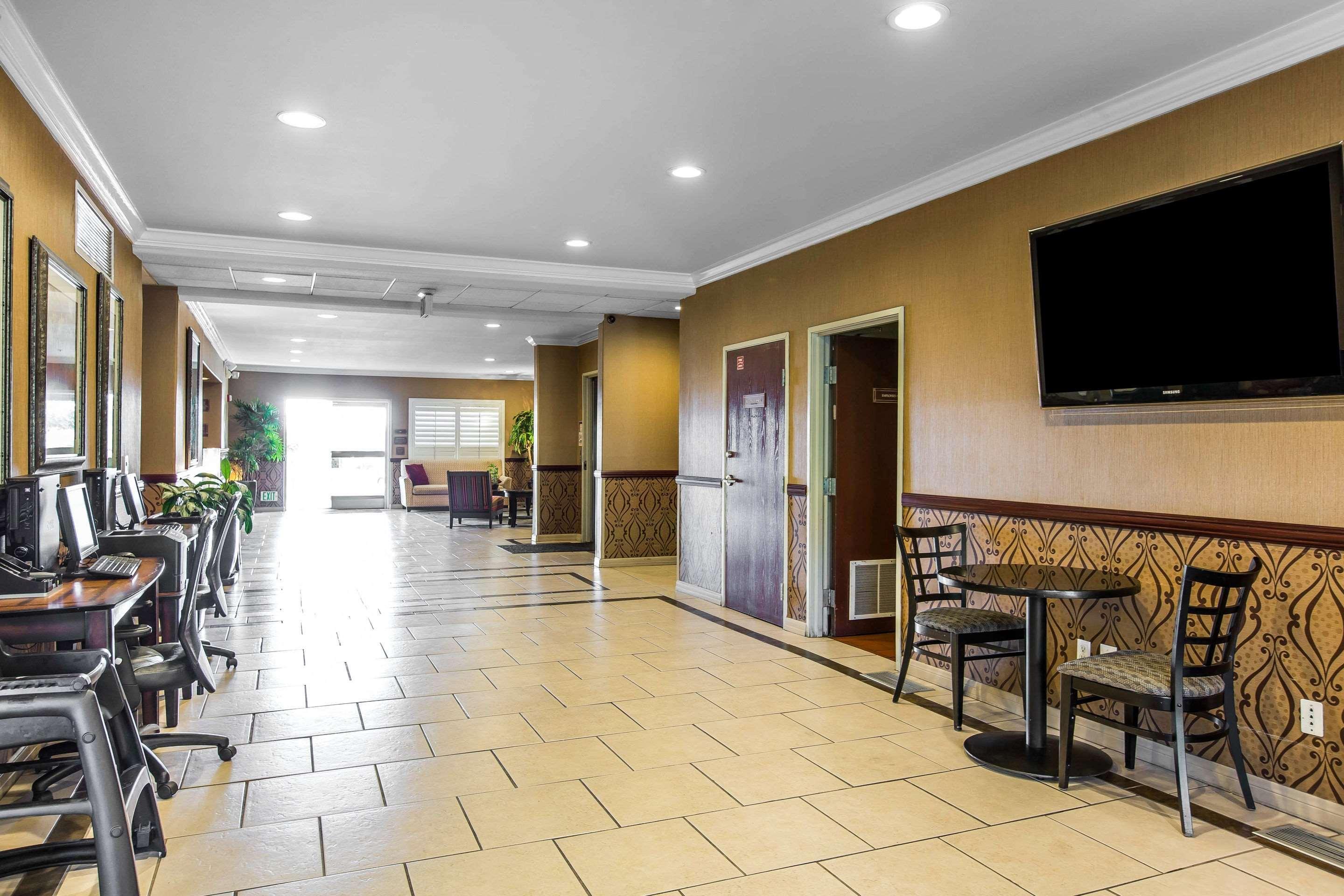 Comfort Near Six Flags Magic Mountain Hotel 3*