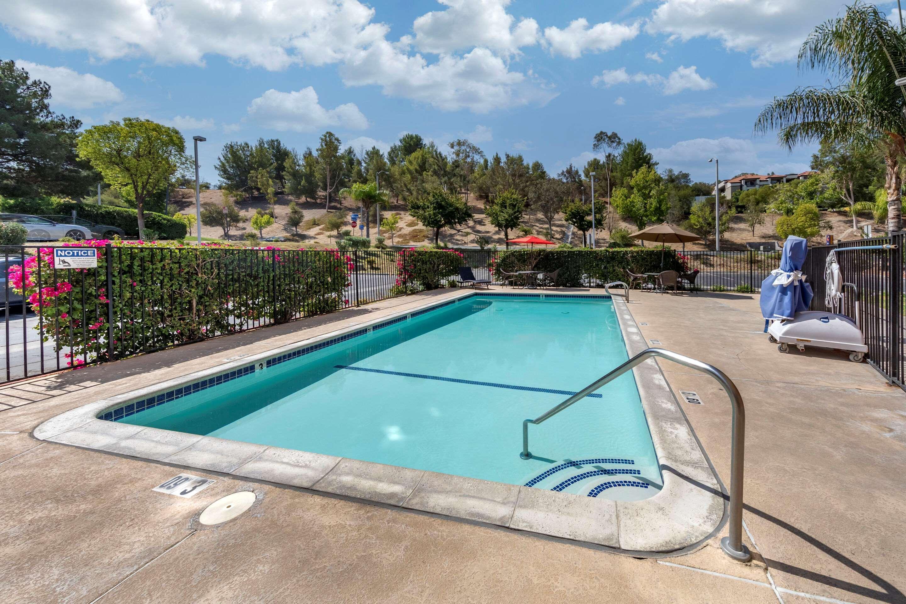 Comfort Near Six Flags Magic Mountain 3*