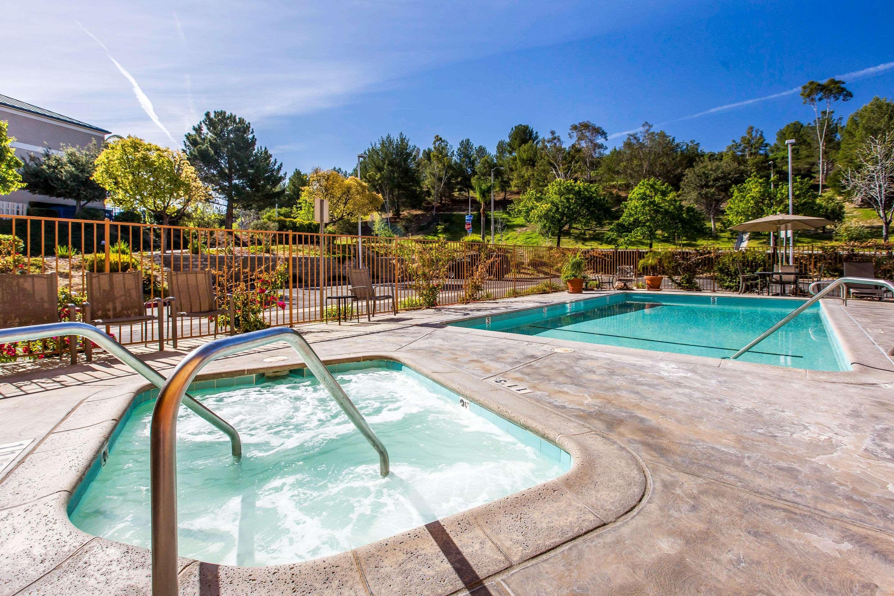 Hotel Comfort Near Six Flags Magic Mountain 3*