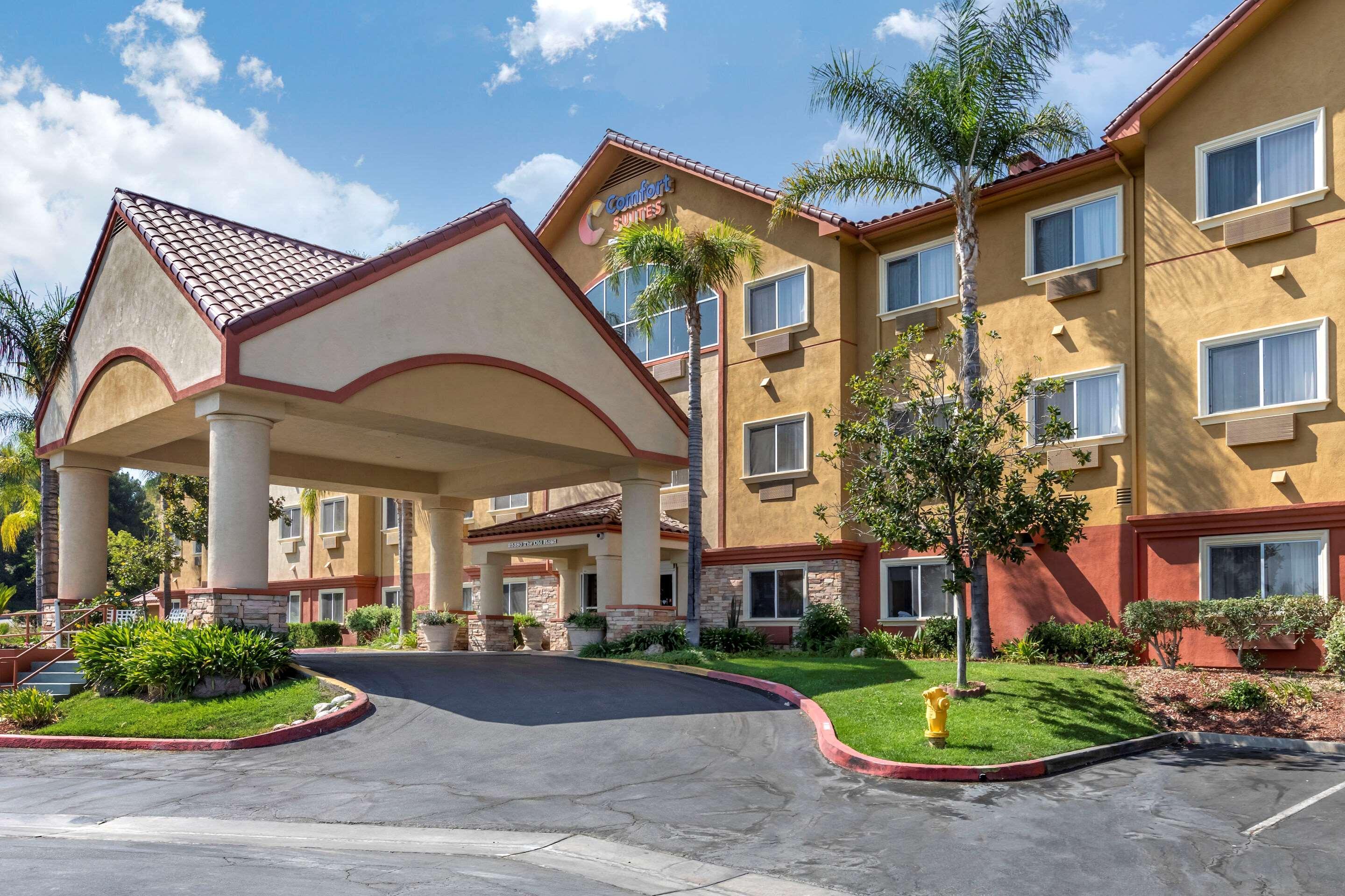 Hotel Comfort Near Six Flags Magic Mountain 3*