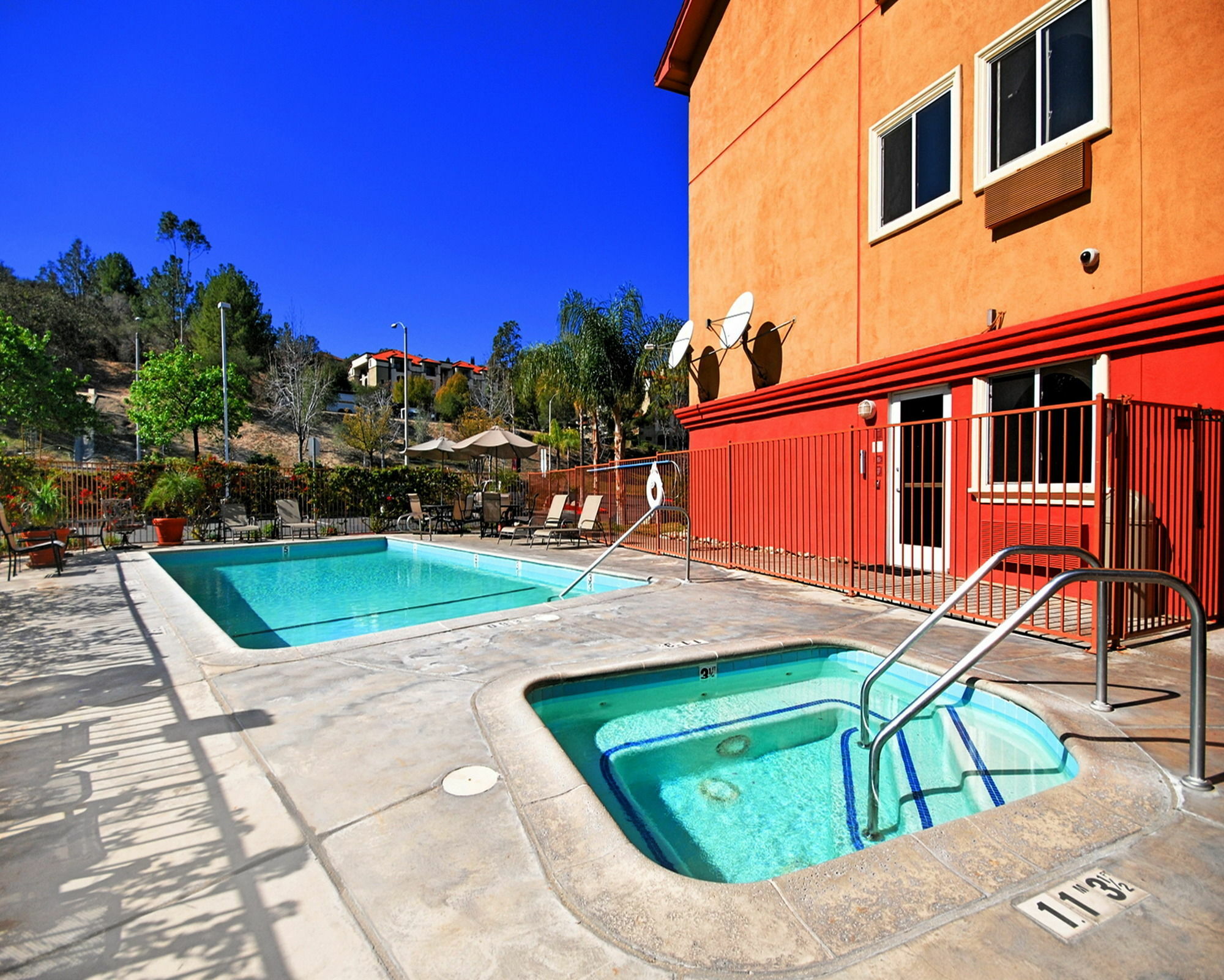 Comfort Near Six Flags Magic Mountain Hotel