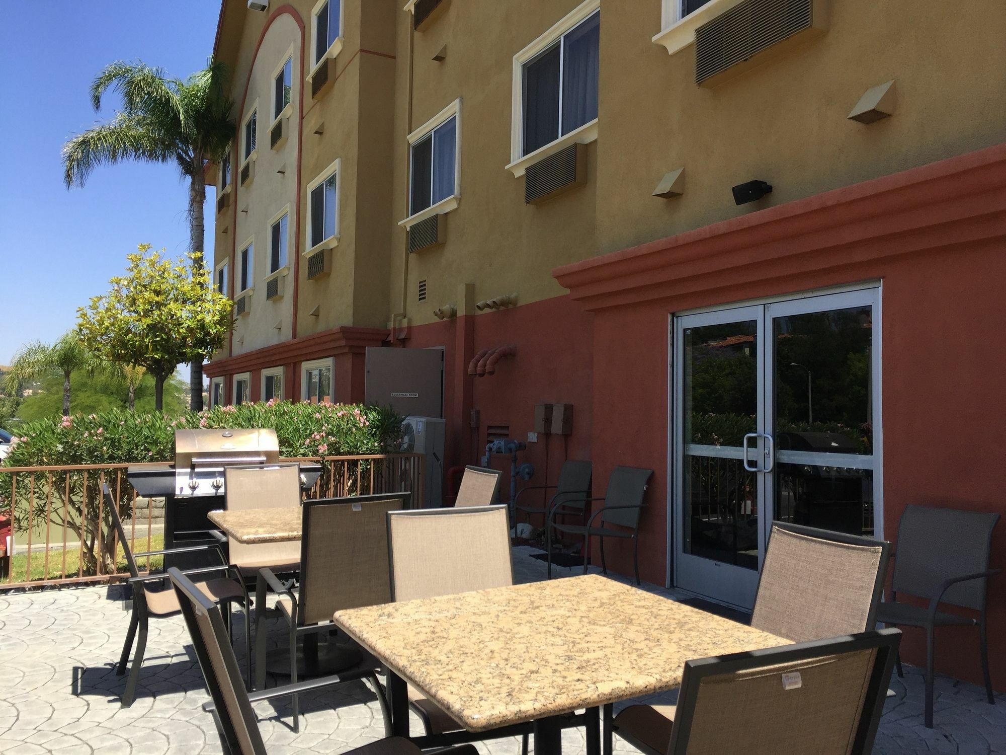 Comfort Near Six Flags Magic Mountain 3*